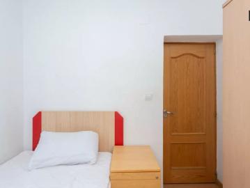 Inviting room with desk in 4 bedroom apartment, Getafe
