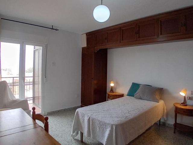 Inviting single bedroom with a balcony, in Pla del Bon Repòs
