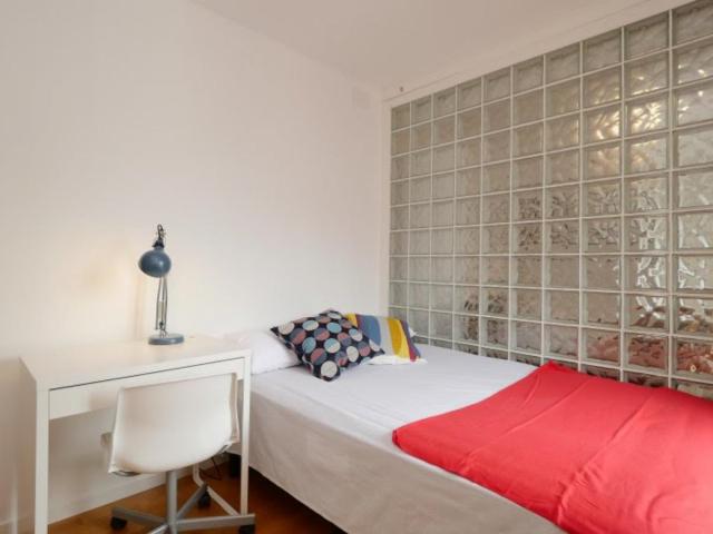 Inviting single bedroom in the heart of Barcelona