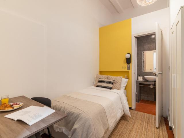 Inviting single bedroom in Gothic Quarter