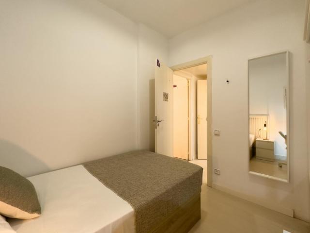 Inviting single bedroom in proximity to Mercat de Sants