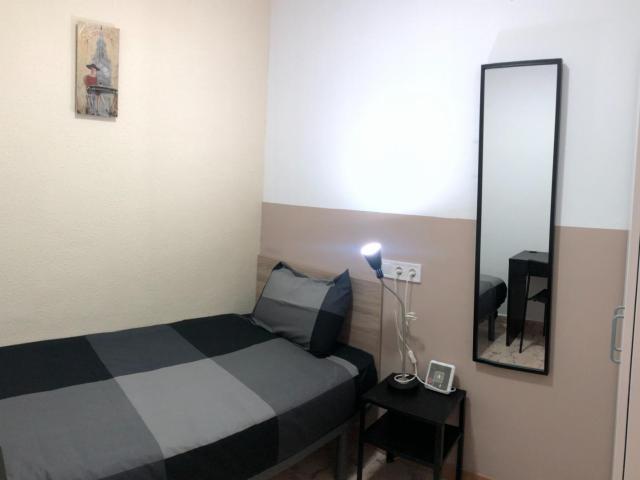 Inviting single bedroom near the Navas metro