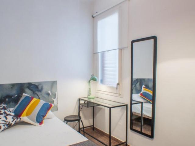 Inviting single bedroom near the Plaça de Lesseps park
