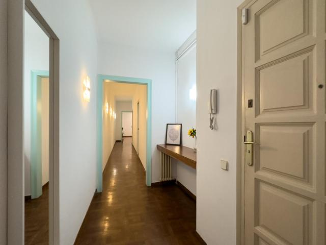 Inviting single ensuite bedroom in the Dreta de l'Eixample district