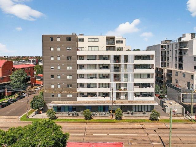 Inward Facing, Designer 3 bed apartment + study