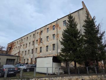 Inwestycyjny obiekt w Pieszycach – 2470 m², blisko tras, odnowiony dach