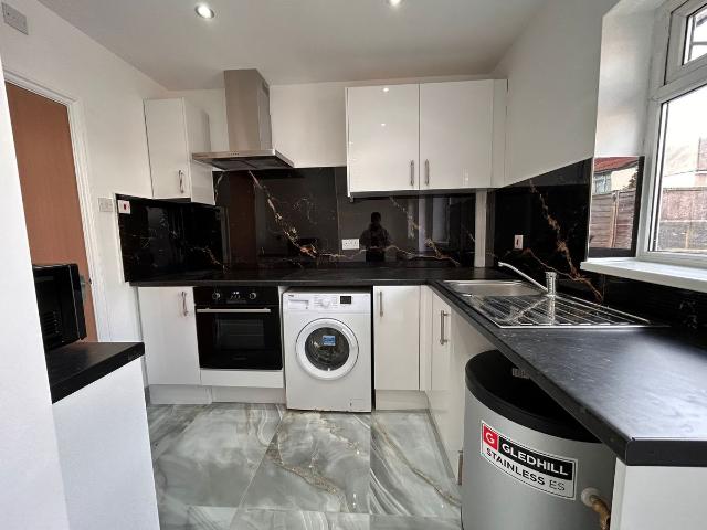 Inwood Road, Hounslow TW3, Studio to rent, £1,200 pcm | PrimeLocation
