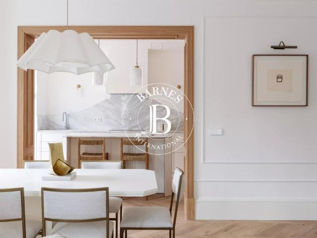 iso de lujo en chaflán con siete balcones exteriores 139m² Madrid