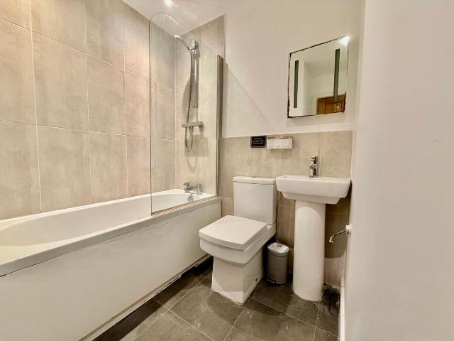 Isambard Brunel Road, Portsmouth PO1, 1 bed flat to rent, £850 pcm | PrimeLocation