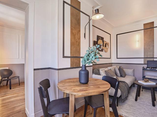Isena 1 bedroom and balcony at École Militaire, Paris Amsterdam Apartments for Rent