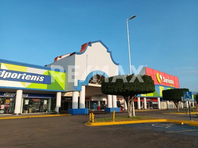 Isla Comercial en Plaza Jacarandas