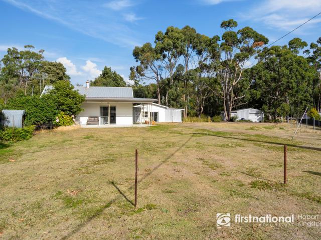 Island Charm Just Metres from the Beach A Peaceful Lunawanna Retreat!