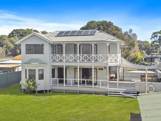 ISLAND LIVING IN IDYLLIC KOORINGAL, MORETON ISLAND