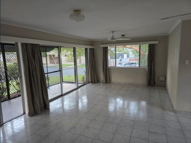 Prime Isle of Capri Living | Family Home with In Ground Pool