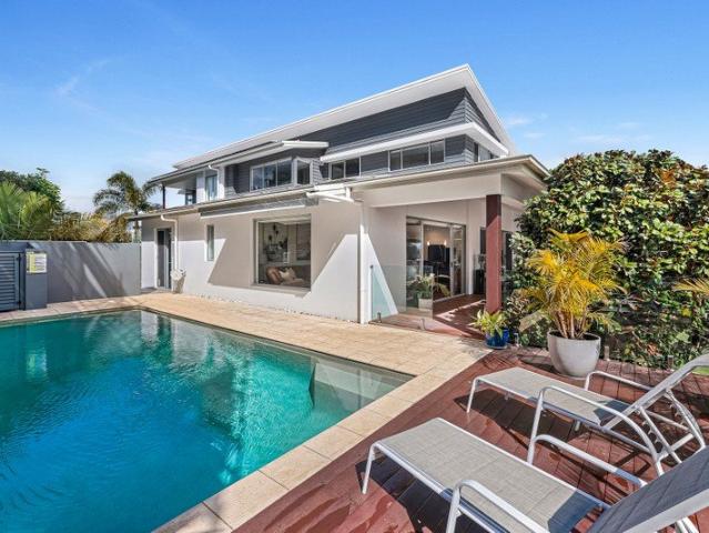 Isle of Capri Stylish Waterfront Residence