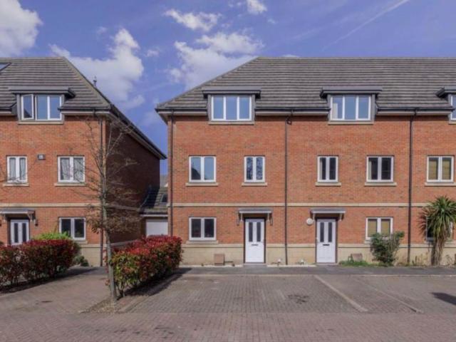 Isleworth, London TW7 4 bed flat to rent £2,900 pcm £669 pw