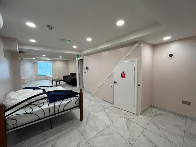 Isleworth TW7 Studio to rent £1,375 pcm £317 pw