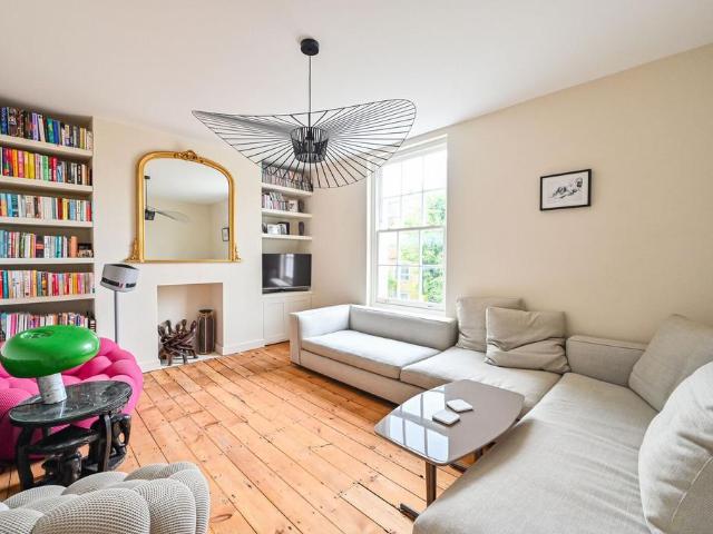Islington Park Street, Islington. 2 bed terraced house to rent £4,750 pcm £1,096 pw