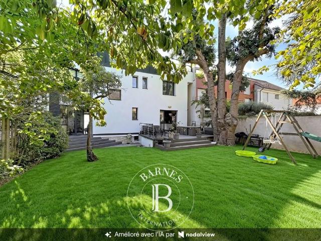 Issy les Moulineaux, Maison 4 Chambres 216 m² en location
