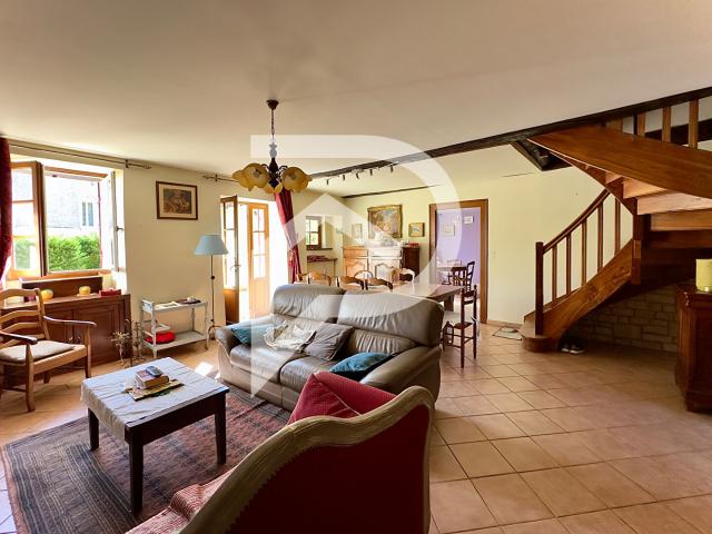Maison en pierres, gîte et dépendances à ISSAC