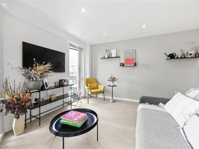 Ipsus Building, 4 Balham Hill. 2 bed flat to rent £3,275 pcm £756 pw