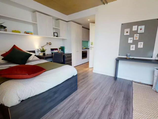 iQ Aldgate, London Has an Apartment