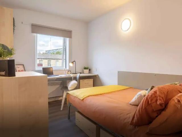 iQ Aspley House, Huddersfield Student Accommodation | Amber