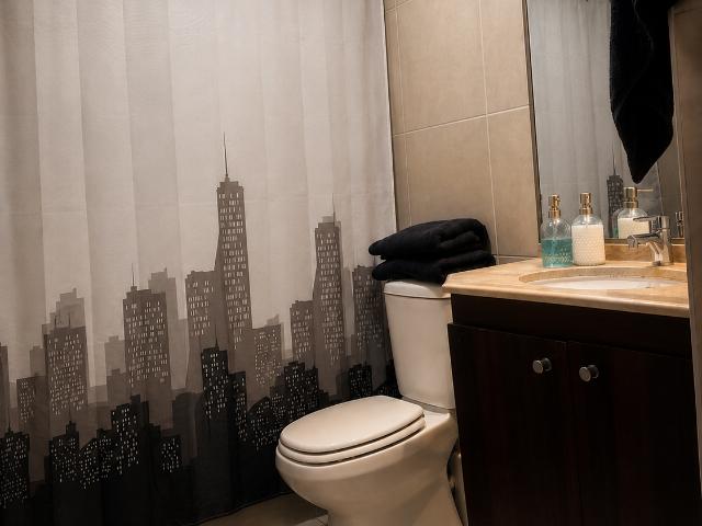Iquique Iquique $ 750.000 Despierta con una vista privilegiada y termina el día contemplando cómo el desierto se encuentra con el mar.Este hermoso y acogedor departamento, ubicado.