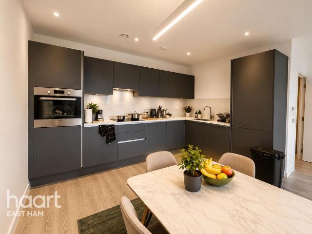 Ironworks Way, London 3 bed apartment to rent £2,650 pcm £612 pw