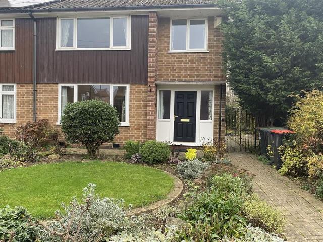 Ireland Close, Beeston, NG9 1JE 3 bed semi detached house to rent £1,295 pcm £299 pw