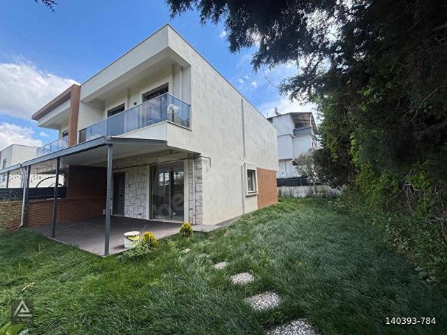 Şirin mahallede ana yola yakın ada mutfaklı 3+1 geniş villa
