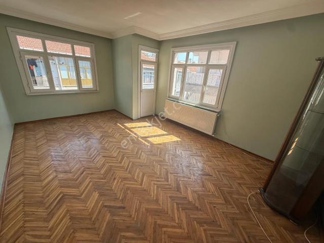 Şirinevler Merkezi Konumda Asansörlü Kiralık 3+1 Büyük Daire