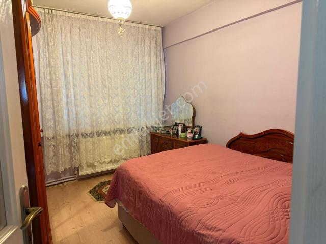 Şirinevler Mh Merkezi Yerde Cadde Üzeri Krediye Uygun 2+1 3 Kat Satılık Daire
