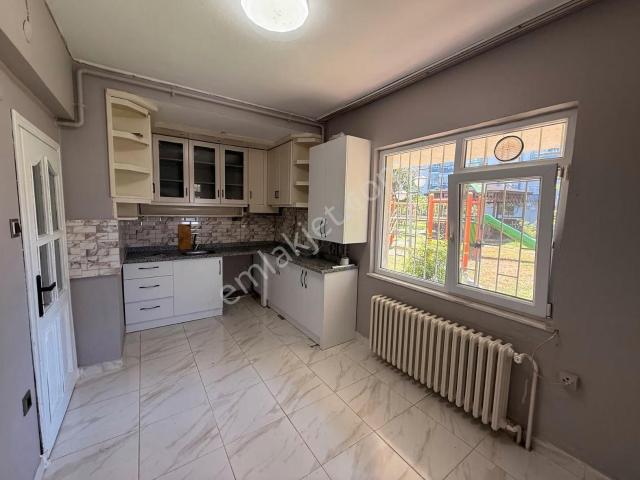 Şirinevler'de Mert Sitesinde 2+1 Ayrı Mutfak Kiralık Daire