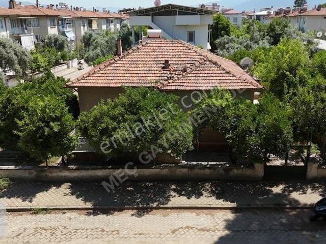 Şirinevler'de Müstakil Ev & 3 Kat İmarlı Köşe Parsel Arsası