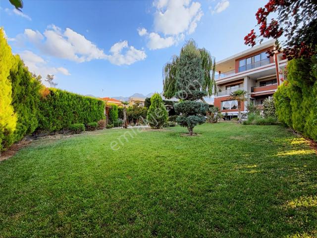 Şirinköy Mahallesinde Köşe Konumda Ultra Lüks 6+2 Kiralık Villa