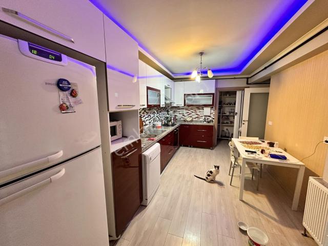 Şirintepede Sitede Ebeveyn Banyo Giyinme Odalı 3+1 130m2 Daire