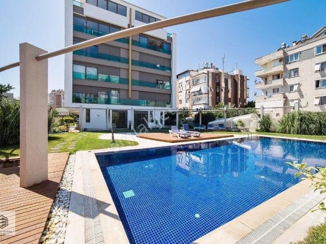 Şirinyalı'da İstinye Avlu Evleri 3. Kat Havuza Cephe 1+1 Daire