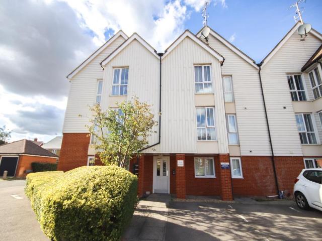 Iris Drive, Sittingbourne, Kent, ME10. 2 bed flat to rent £1,200 pcm £277 pw
