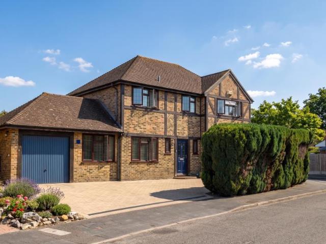 Iris Road, Woking GU24 4 bed detached house to rent £2,950 pcm £681 pw