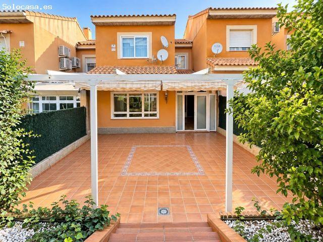 Irlanda. Chalet adosado con 3 plantas, 4 dormitorios, 2 baños completos y 1 aseo. Garaje incluido, p