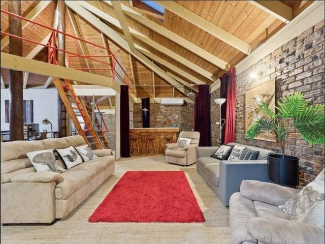 Irresistible, Architecturally Designed Family Retreat For Renting