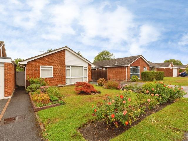 Irvine Drive, Stoke Mandeville, Aylesbury HP22, 2 bed bungalow to rent, £1,600 pcm | PrimeLocation