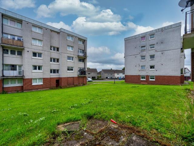 Irving Court, Clydebank, West Dunbartonshire G81, 3 bed flat to rent, £850 pcm | PrimeLocation