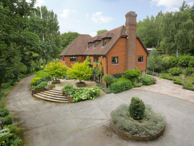 Iwade Road, Newington, Sittingbourne. 9 bed detached house to rent £4,900 pcm £1,131 pw