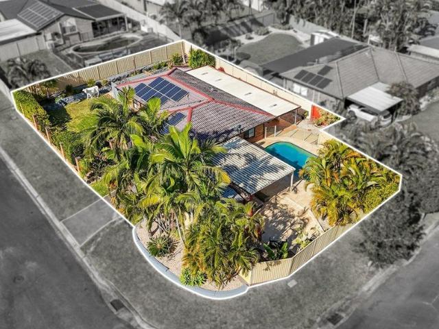 Itâs a âPOOLSIDE WINNERâ Single Level Brick & Tile on Corner Block