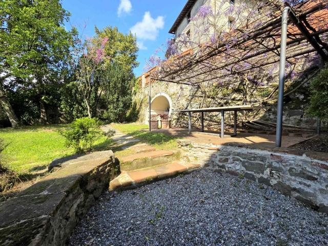 Itdm2436 In zona collinare, in posizione riservata ma non. 523m² Lucca