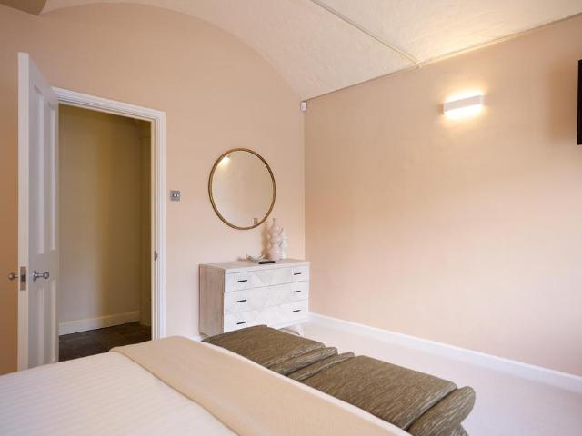 Ivory House, St Katharine Docks, East. 4 bed flat to rent £10,001 pcm £2,308 pw