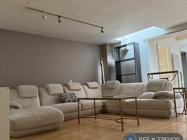 Ivory Square, London, SW11 1 bed flat to rent £2,499 pcm £577 pw