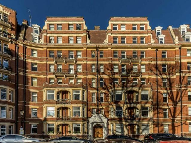Iverna Court, London W8 2 bed flat to rent £3,500 pcm £808 pw
